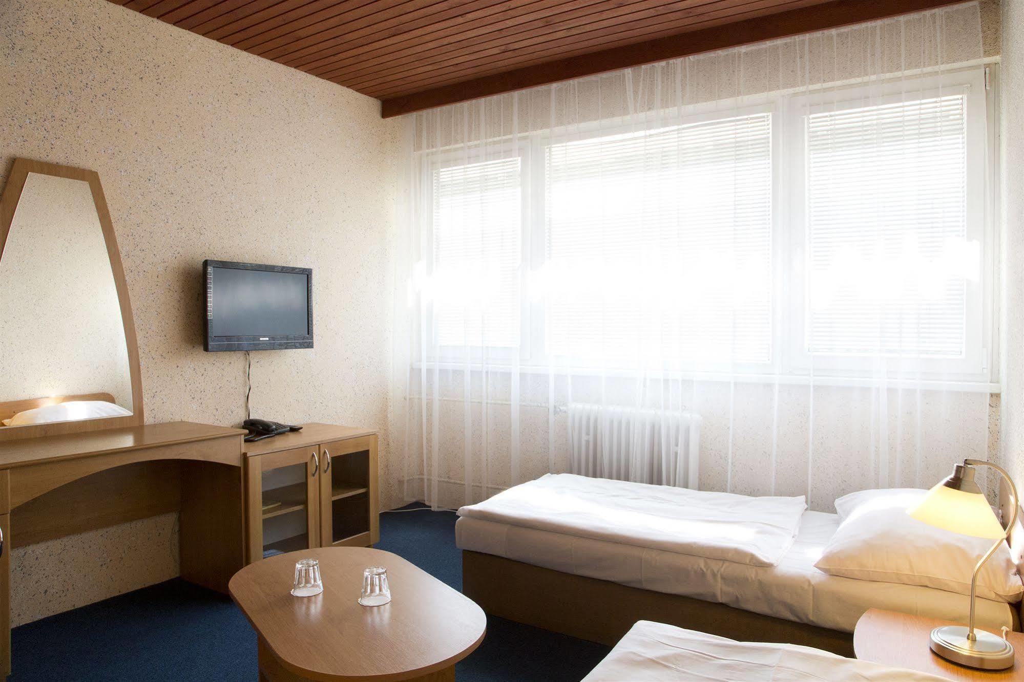 Garni Hotel Junior ברטיסלאבה מראה חיצוני תמונה