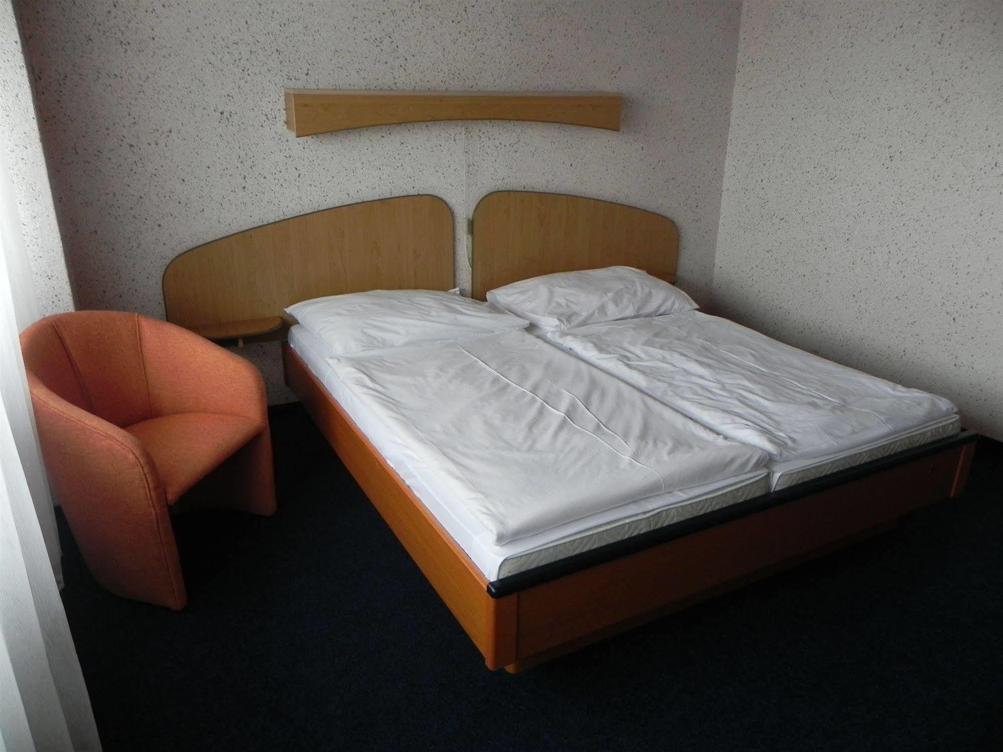 Garni Hotel Junior ברטיסלאבה מראה חיצוני תמונה