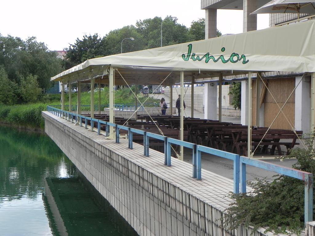 Garni Hotel Junior ברטיסלאבה מראה חיצוני תמונה